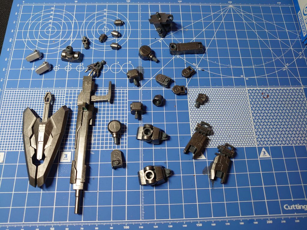 関節や武装の塗装。アクリジョン塗料のシルバーと黒鉄色を混色して筆塗りしました。