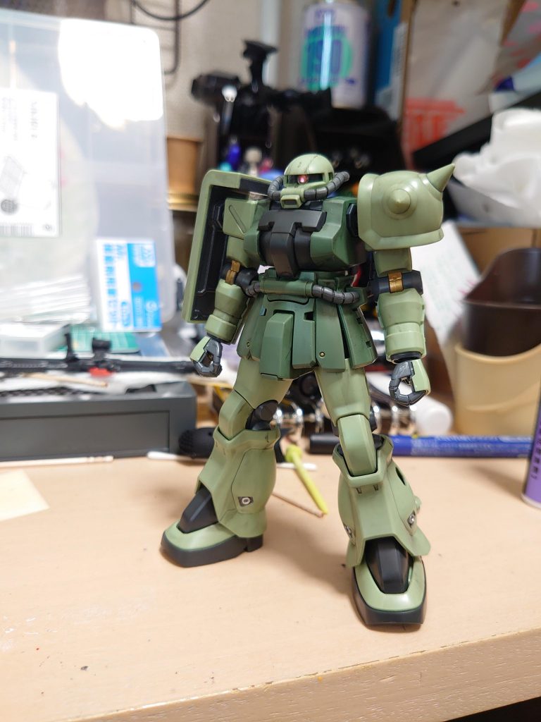 スミ入れ兼ウォッシングまで済んだ状態。キットの出来がやたらと良いのでこの状態でバチバチにカッコいい。やった作業はザッと下記の通り。色々断念した作業もあるけど、これでも僕にしては手の込んだ方。－－－－－－－－－－－･各部の部分塗装･モノアイのHアイズ換装･スミ入れ兼ウォッシング･筆塗り迷彩塗装･デカール貼り･ウェザリング･ドライブラシ－－－－－－－－－－－スミ入れ辺りまでは、素組み含めて8時間くらいですかね。(ちなみに素組みがめちゃくちゃ遅い)迷彩塗装には6時間ほど。デカール貼り～完成までは5時間ちょいかな？まぁ計20時間弱ってとこですが、これは僕が動画とか見ながらダラダラやってたってのもあるんで、あんまり参考にならんかもです。