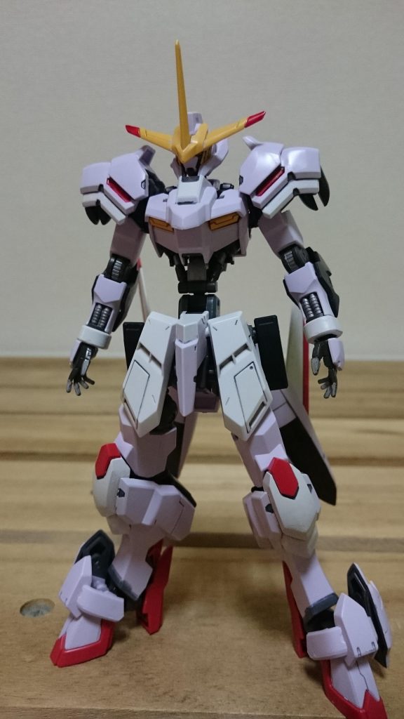 非武装状態・首にPCを細く刻んだものを挟んで延長・腰を(多分)AGE系の肩挟んで延長・脚部は鉄血フレームの足付け根を一個追加し、フロントアーマーをHi-νのものに変更そのままだと腰アーマーの色が浮くので各部に白を振ってごまかしてます