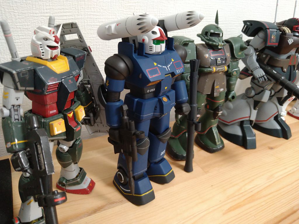 取説にリアルタイプの定義が書かれていました。●リアルタイプとは、従来のアニメーション用カラー設定を離れて「もし未来世界にモビルスーツが実在したら、、、。」という考え方でカラー設定やマーキングを、よりリアルに表現したものです。ここに示したカラーリングやマーキングは一例に過ぎません。あなたのセンスであなただけのモビルスーツ RX-77ガンキャノンを創ってみませんか。と有ります。リアルタイプ認定頂きました!