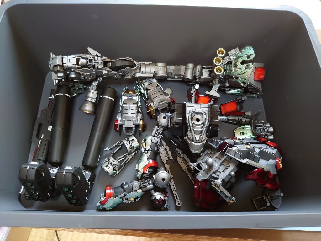 最終段階に入ったところです。塗装完了した部分を収納していました。メカメカしさに興奮していました。