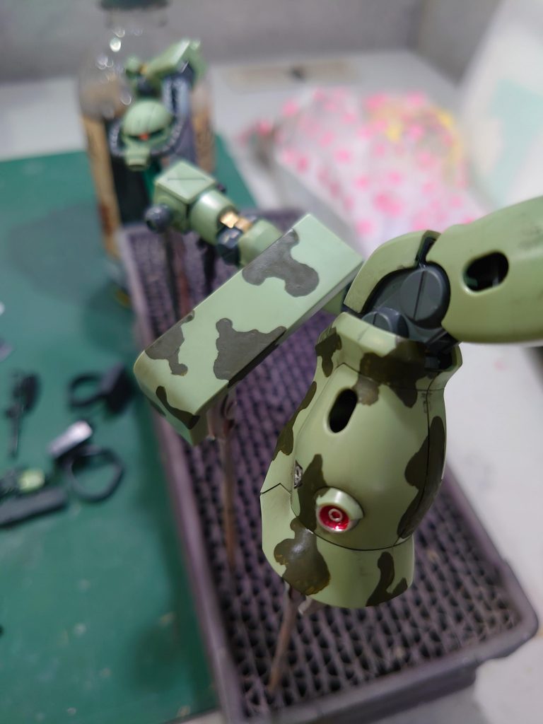 1色目を塗っているところ。適当に筆をウニョウニョさせただけで、既に迷彩っぽくて感動してました。やりたいと思ったエネルギーは、日毎にどんどんしぼんでいくのに、やらなかったらそれはそれで後悔するという性質、きっと誰にでもあるはず。なのでNippper様の記事を読んだ3日後、モチベーションの鮮度ギリギリの時に都内の制作スペースに転がり込み、塗料を借りてチミチミと塗りあげたって話です。(おかげで作りきった頃にはモチベーションの畑は焦土と化しており、撮影と投稿にこんなに時間がかかってしまったんですね〜。)