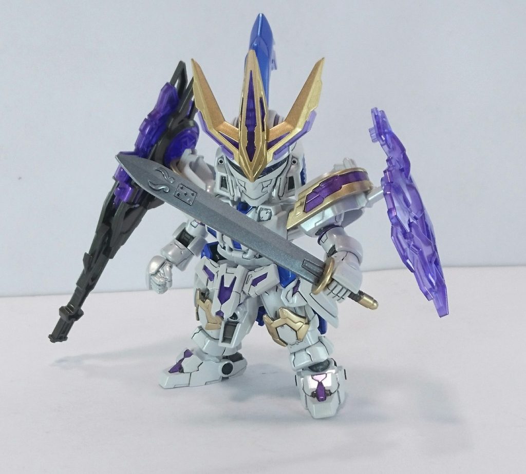 剣を適当な三国伝キットより流用。フェイスマスクは原典のトールギスⅢのように白くしました。