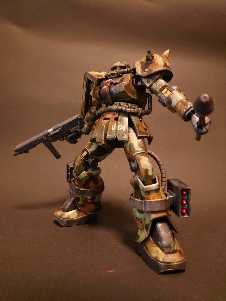 シュツルムファウストも調達してきました。ガンダムベースのシステムウェポンです。ミサイルポッドはキット付属。ミサイル部分は赤で筆塗りしています。腰のグレネードも赤と金で筆塗り。マシンガンは銀と金で爪楊枝を用いて塗装しました。いずれもドライブラシを施しています。武装は軽く部分塗装するだけで見違えるので、費用対効果が高くて良いですね。