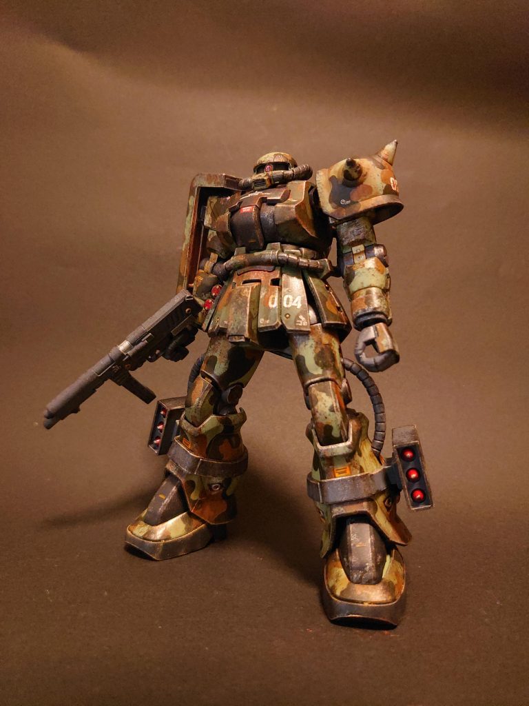 正面。Hアイズはラピーテープで銀の裏打ちをしています。また、埋め込む前に掘った穴をシルバーで塗ることで、モノアイがレンズっぽくなります。市販の丸モールドを塗装し、そこにHアイズを貼り付けてモノアイをリアルにする技法がありますが、この方法ならそのパーツも手順もすっ飛ばして、なんとなーくそれらしく見せられるので、お急ぎの方はどうぞ。