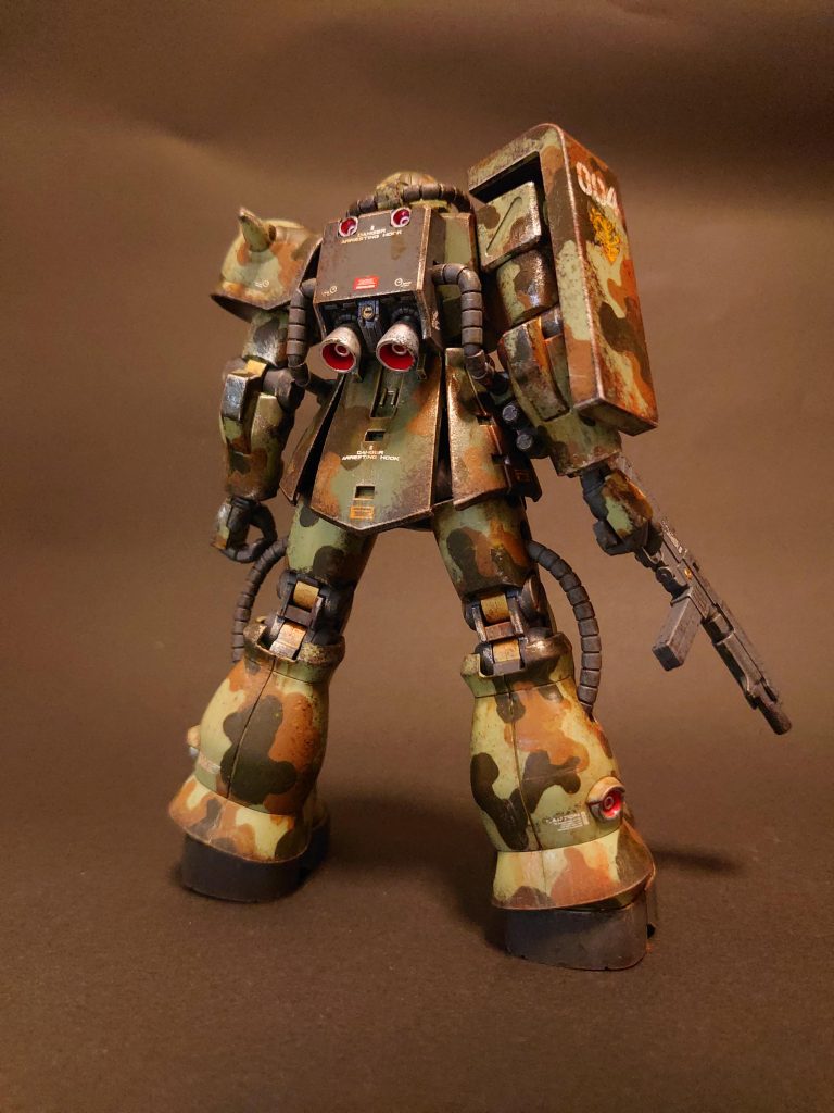 背面。迷彩はモスグリーンと茶色で3色迷彩にしました。(アホなので塗料名は控えていませんでした…)ちなみに盾のジオンマークは、余っていたヅダのテトロンシールを貼ったものの、全く見えなかったので上から黄色で筆塗りしました。せめて連邦なら楽だったものを…。