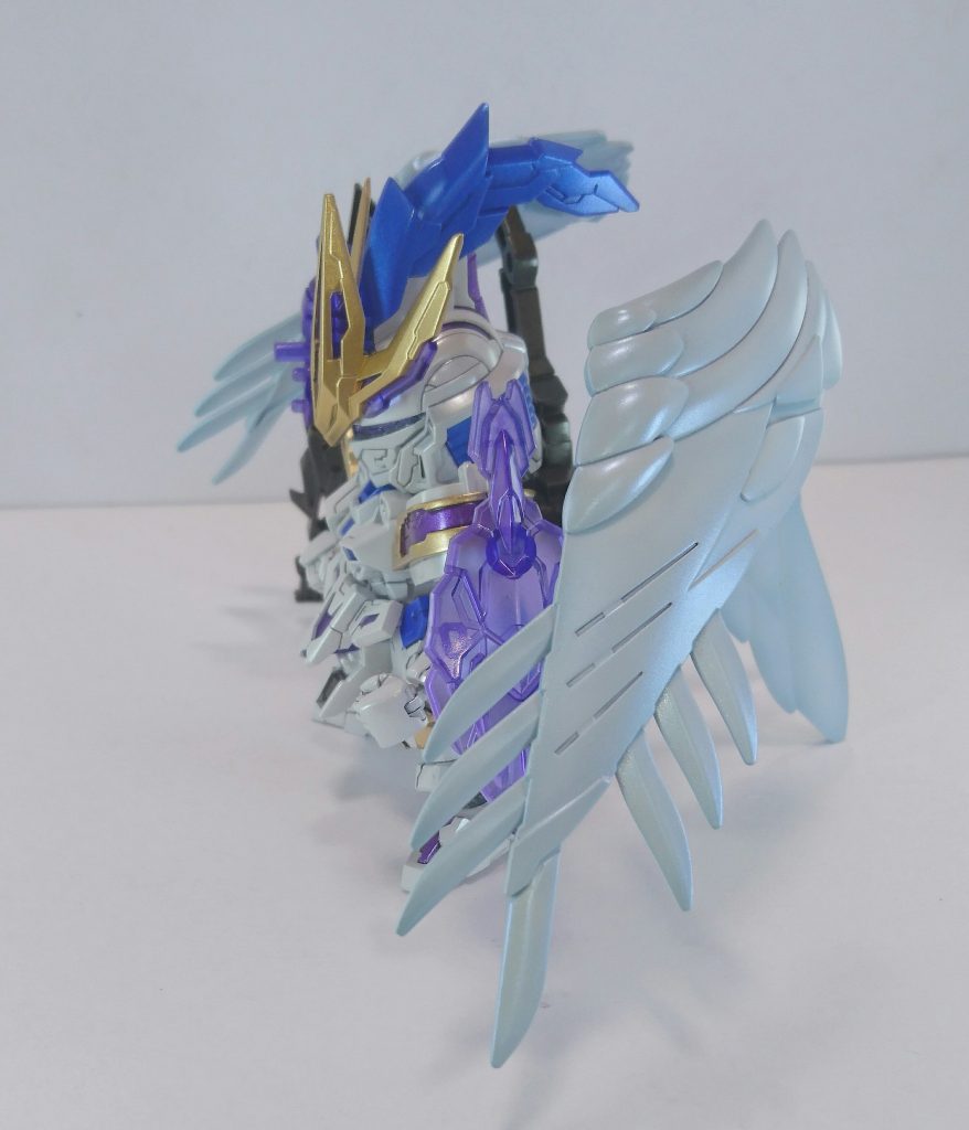 翼はグラデーション塗装の上からブルーパールを吹いて本体と差別化しました。