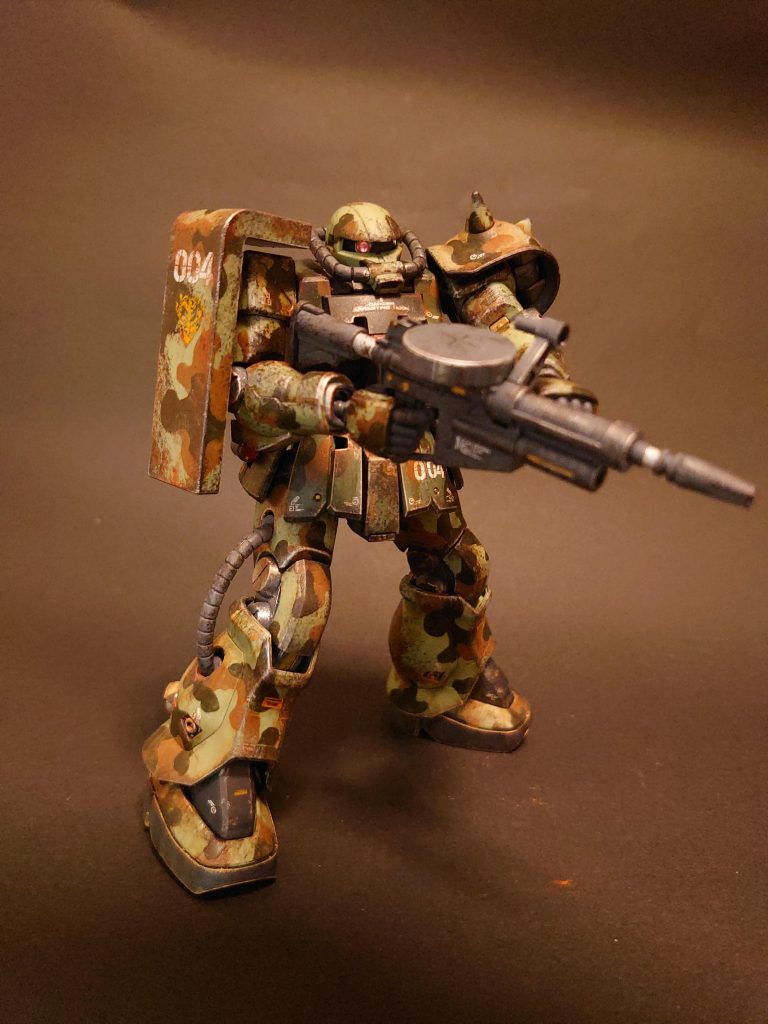 後期型ザクマシンガン。武器も金や銀でプチ部分塗装しています。このキット、可動範囲はお世辞にも広いとは言えませんが、肩の前後可動はそれなりにあるため、マシンガンの両手持ちは割と自然に出来ます。限られた可動範囲の中で、押さえるべきところは押さえている、といった感じですね。