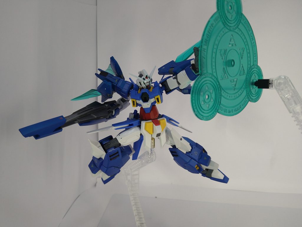 シールドを装備していない為基本魔法シールドを展開する。緊急時は肩に装備のファンネルを盾として使用する。