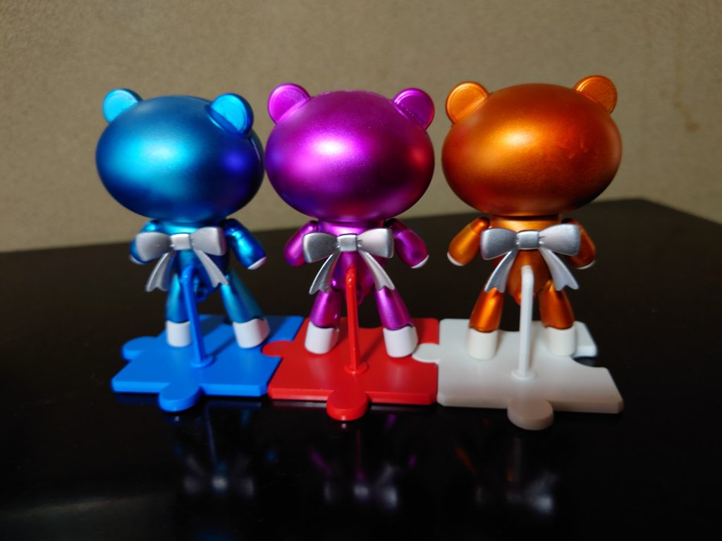 アイドルなのでキラキラ感を出せるように、メタリック系の塗装して半光沢のトップコートで仕上げ。リボンはグループらしくお揃いのシルバーです(^^)