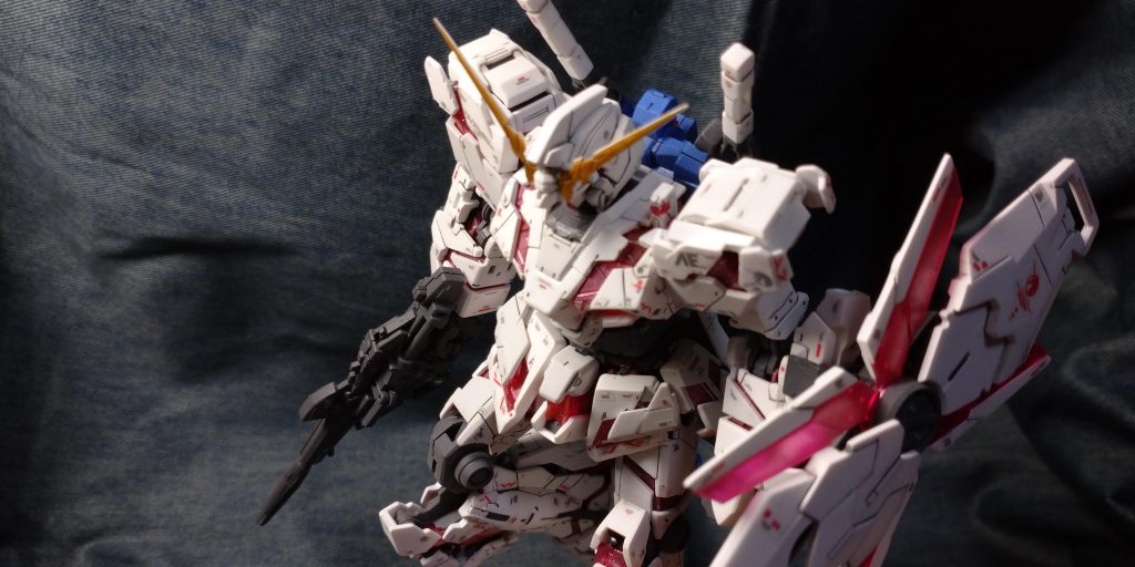 サイコフレームの塗装が一番悩みました。このユニコーンガンダムのサイコフレームのイメージは人によってかなり違うのではないでしょうか。個人的に半透明のイメージですので、Mr.クリスタルカラーのレッドと蛍光ピンクやら混ぜてみました。シールドの裏にうっすら腕が透けて見える感じになっているかと思います。