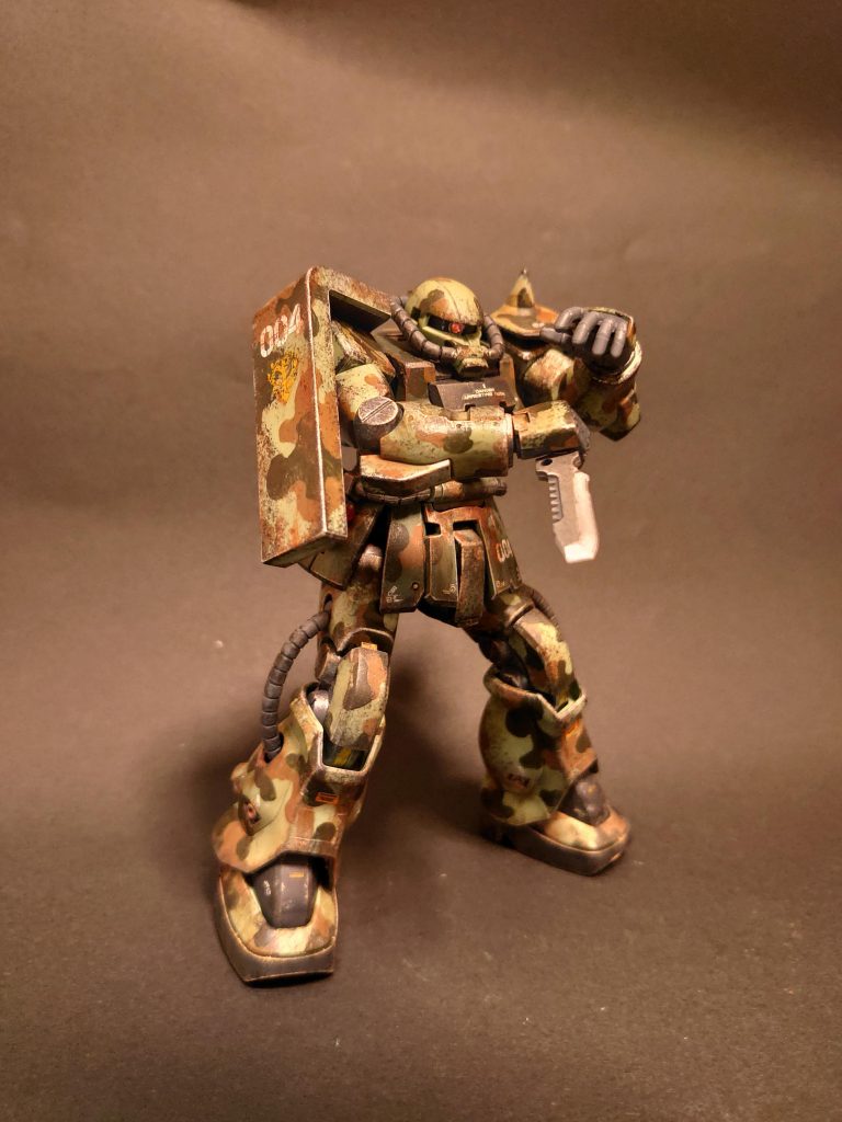 迷彩といえばジャングルですが、ではジャングルといえば？そう、ナイフですね！左平手もあったので、構えてみました。？？？「CQCの基本を思い出して。」これはコトブキヤのナイフセットの1本です。焼鉄色とシルバーでササッと筆塗りし、銀のドライブラシを施しています。