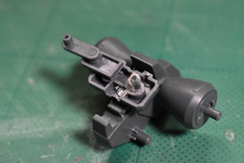 首の稼働ジョイントはジャンクで組んでます