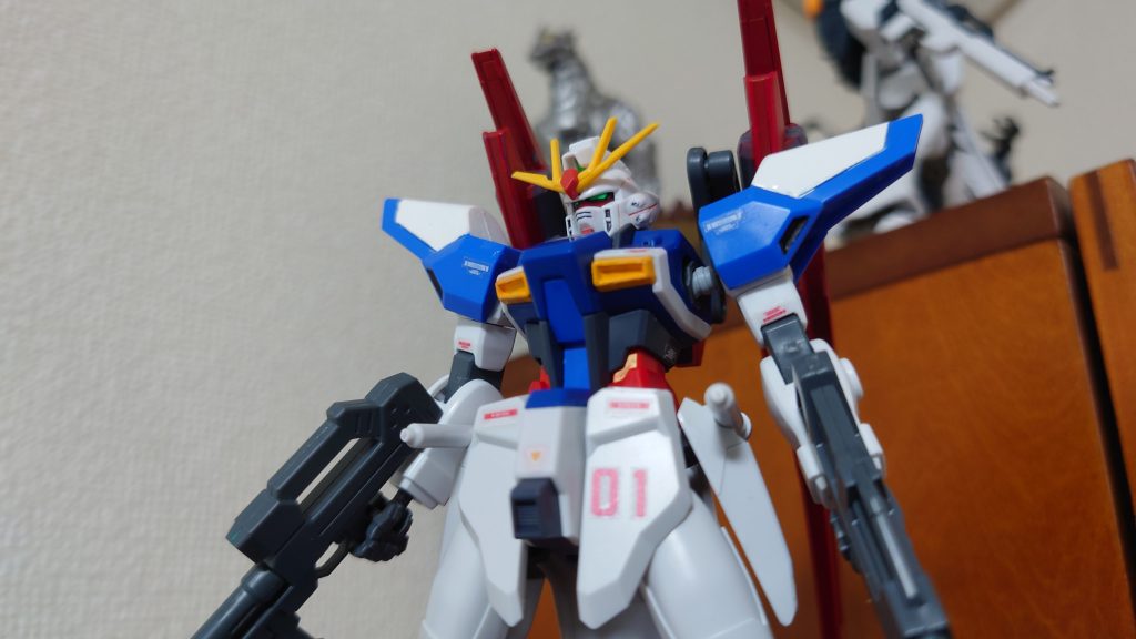 背面の装備を真っ赤に染めてデカールを少々貼って完成。