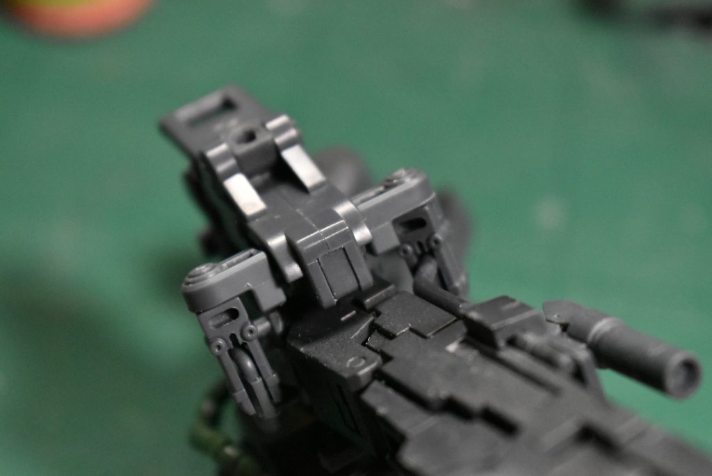 武器腕はアームで固定できます