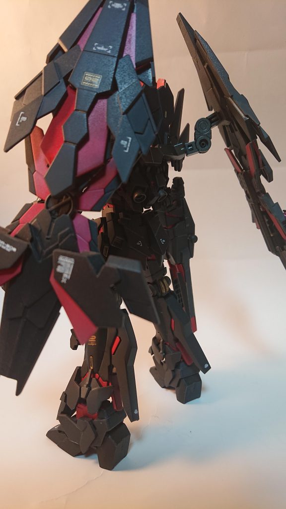 デカールはハイキューパーツのコーションデカールとGP系のロゴデカールを混用。本体色はミッドナイトブルーサイコフレーム部は下地シルバーにクリアレッドを重ね塗り関節部やバーニア、ジョイントなどは黒鉄色バックパックとスリッパはブラックにて塗装