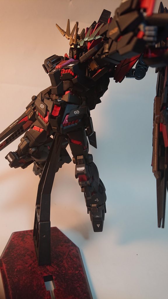 使用キットはHG   バンシィ(本体、アームド・アーマーBS,VN)HGバンシィ・ノルン(アームド・アーマーXC)HGフェネクス(アームド・アーマーDE×2)他ビルド系カスタムパーツに付属するジョイントを使用本体2機とマグナム3丁、シールド3枚にアームド・アーマーDEも1枚余りますまた別の機体に使いましょうかね