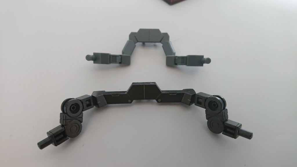 バックパックとアームド・アーマーDEの接続部。アームド・アーマーXCを装備したため、寸法が足りず干渉してしまうため、ビルド系カスタムパーツに付属するジョイントを使用し延長。ペルフェクティビリティ付属のジョイント(画面上)に比べ横に長くなったお陰でシルエットを大きく見せる事にも成功。ペルフェクティビリティも付属ジョイントじゃなくてコレでやろうか