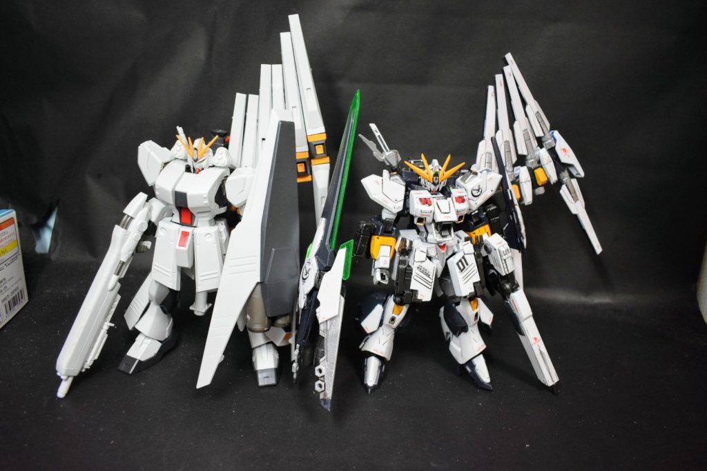 (9/2変更)HGUC νガンダムHWSを手に入れたので画像差し替え νガンダムの方がやたらでかく見えるな 本家と比べて全体的にパッと見それっぽいけどそこまで似てないかな オリジナルのνガンダムのパーツはHWSも含め一切使用していません 背中のファングとHWSがちょっと重いけど スタンドなしでもほぼ安定して自立できます