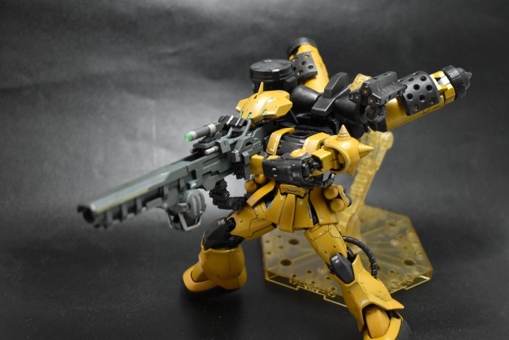 頭とバックパックのアームを稼働させて狙撃ポーズを再現