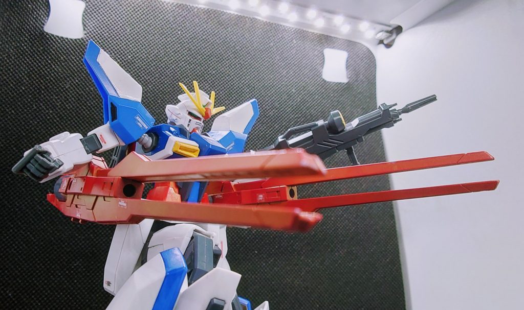 背部のビームキャノンはF91やブラストインパルスみたいにに脇下から出して構えれる。