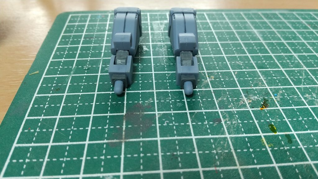 写真のようにポリキャップをはめて脚を少しだけ延長しました。