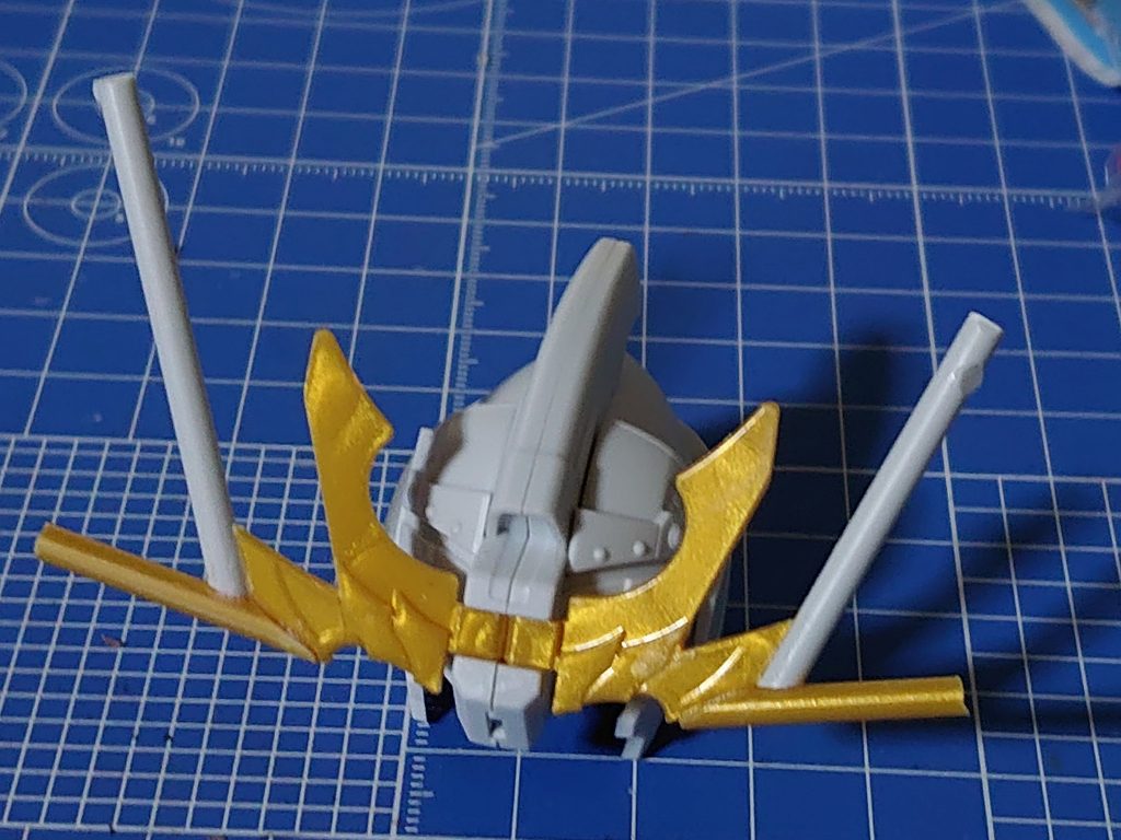 まともにいじったのは角くらいですランナーはっ付けてからの削りだしでバンシィっぽく