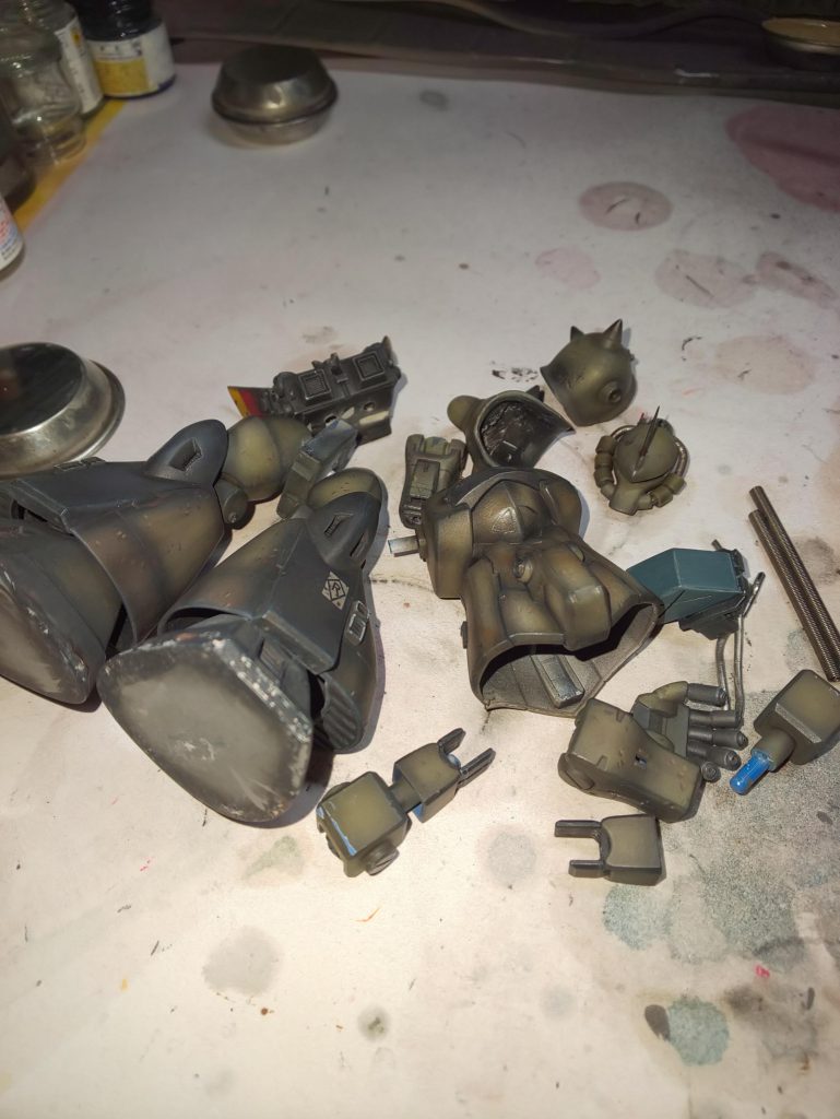 発掘時。武装以外は部品が揃ってました。塗装も問題無さそうだったので今回は全体の塗り直しはしませんでした。