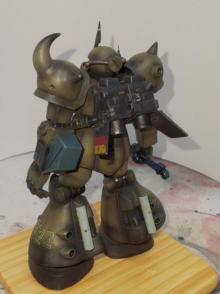 飛ぶ必要がないので過剰な出力の脚部エンジンをデチューンし、整備性に問題のあった脚部吸気系統の改善、出力そのままのランドセルは冷却器の強化と安定翼の変更を施した。現地改修という形で実戦に耐えうる地上滑空MSとして仕立て直したのである。