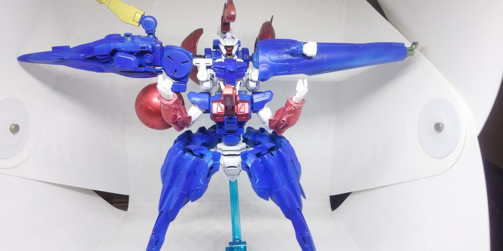 横と縦にデカく更に接地の事なんてまるで考えていない造形に。今回は見立て(見立てとは言ってない)なので設定は放り投げる方向で。