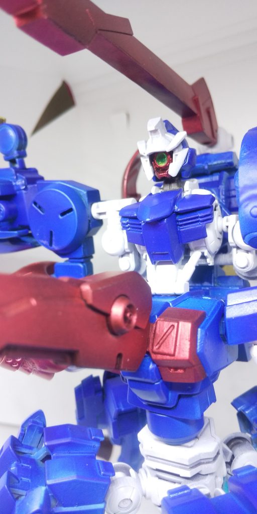 そしてガンダムタイプ頭部にモノアイ。良いですね、素晴らしいですよね。なので採用したら何か違う感じに。ベロ(集音器)が無いからなのか……？