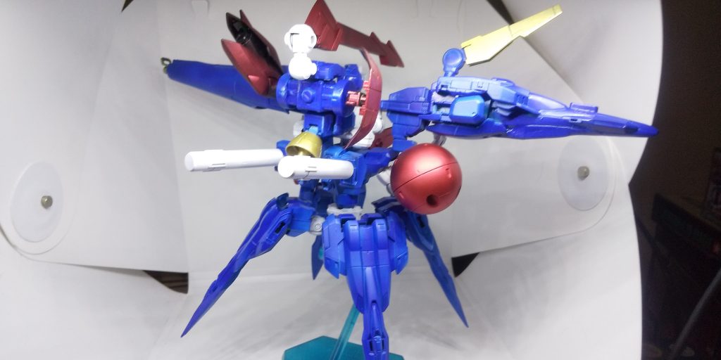 うしろすーがた。バックパックの右はレーダーみたいな感じのアレで、左は放熱機関的なアレで、上のブレード状のパーツはスタビライザーのような空気を醸し出すアレです。いやあ、ブース買い直さないとダメだあ……