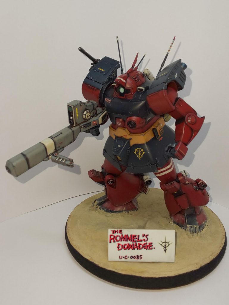  全体像、タイトルプレート乗せです。ドワッジH型は指揮機としてG型に通信設備と推力の強化をプラスしたもので、アンテナ類増設とエンジン換装に伴う股間のエアインテークユニットの設置以外はG型のまま というのが個人的ドワッジH型像です。劇中のはロンメルがいじり倒した最終形態で本来のH型ではないので“改”と表記されていると解釈してます。