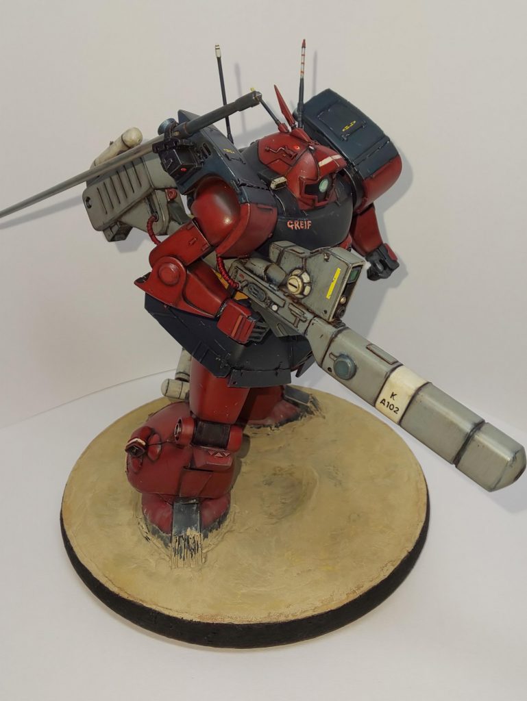 U･C･0085年くらいの状態を妄想しました。色々とロンメルオリジナルが入ってますが、この段階ではまだあの顔にはなっていない設定です。単に私があの顔が嫌いだから…というのは陰謀論者の戯言かもしれません。ビームバズーカのセンサーユニットは高さを落としました。ヤスリがけが面倒だったのでいったん切り離したが元に戻さなかった…というのは都市伝説です。