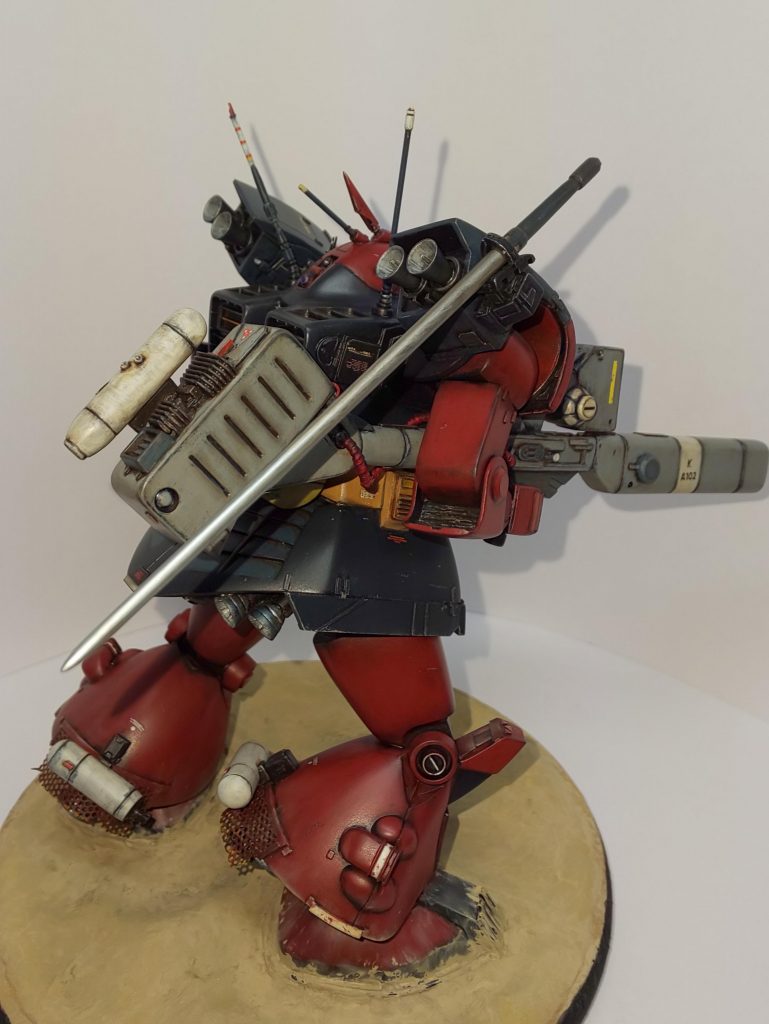 高出力粒子火器をドライブできないMSでも扱えるものとして火器自体にジェネレーター(それに付随する冷却関係も)を備えたビームバズーカは、連邦軍から奪ってまだ日が浅くフォアグリップ等はジム規格のまま。後にドワッジの体格に合わせたものに交換しています。ヒートサーベルマウントは 肩ブースターへ熱が伝わらないように冷却器と一体化しています。