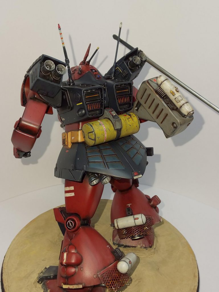 ドワッジ最大の魅力でもあり謎なのが、背面の箱(笑)奥の方に網目模様。ラジエーターメッシュに見えますが だとしたら前方向への推力ユニットは何処へ？となりました。また、メッシュよりも後ろ外側(つまり中身がない部分になる)に円いハッチやバルジ、上には大きなフィンまであり、その存在に意味がもてなくなります。それらから勝手に考察して謎箱は推進器と放熱器の複合ユニットとしてみました。大小の推進器に放熱器か挟まれる形でセットされてます。ディテールは安易だけど精神的なモヤモヤ感は払拭できて一安心です。脚や腰の各推進器はエンジンごと強力なものにポン付け換装したので 少々みっともなくボディアウトラインから はみ出ています。脚のエアインテークはロンメルオリジナルです。