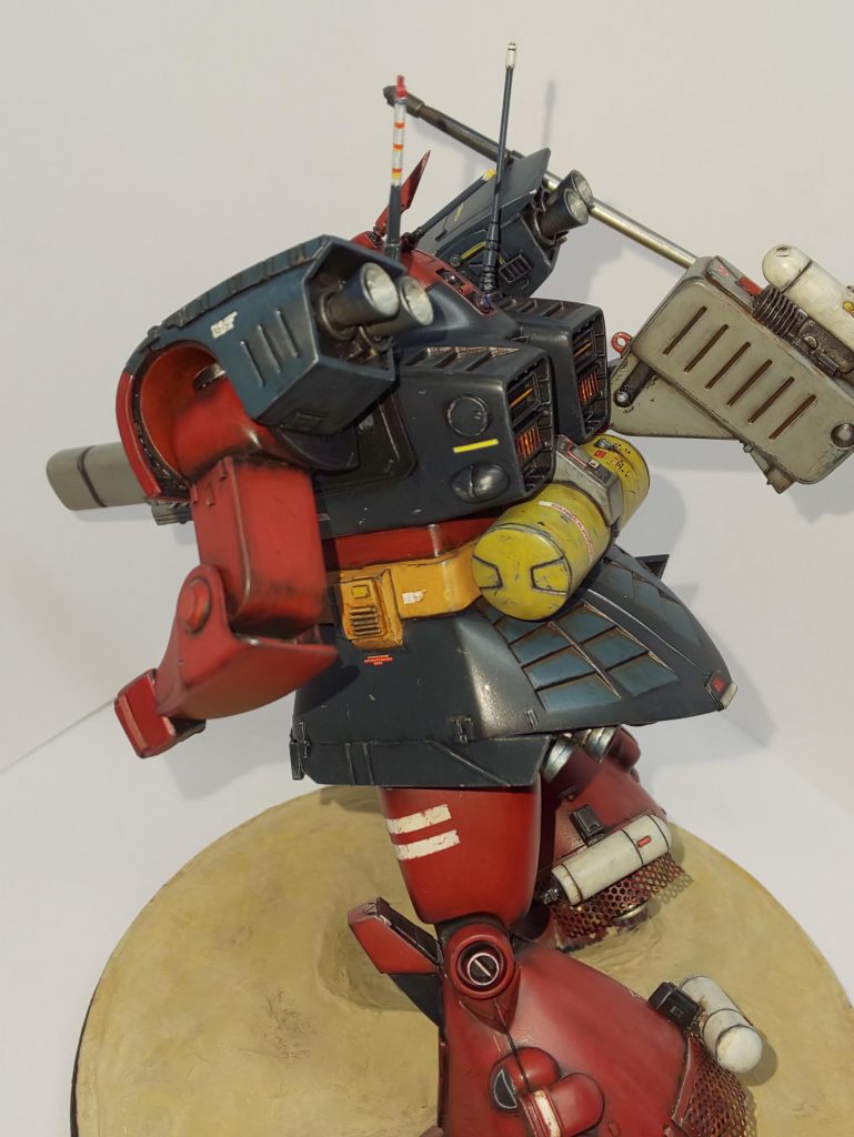 肩ブースターもロンメル考案のもので当初は元の肩アーマーに取り付ける形だったけど、数回の使用で肩ジョイントにガタが生じるとかで最終的にはボディに固定されてしまいました。モデルはまだ固定されていない時の姿です。胸の目眩まし装置はグレネードランチャーに交換されてます。総弾数は少ないが、組み合った時に敵MS(ジム系)のコックピットを直に狙える装備として閣下自らが考案。