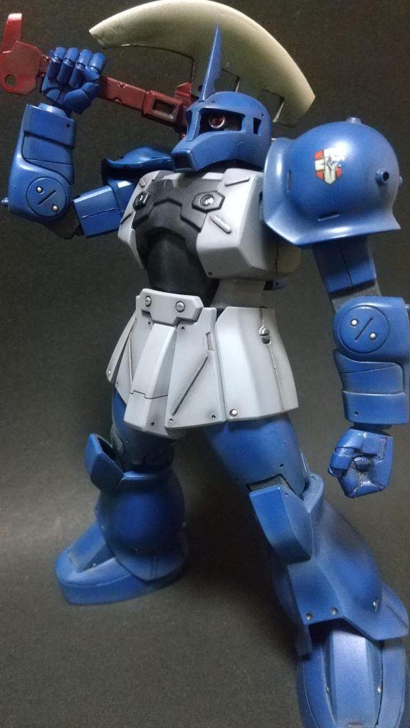 左手首はキットの指を切り落とし、ポリパテにて造形。肩アーマーは接続基部が丸見えで冷めるので、接続方法と位置を新造してますが可動域が減ってしまった