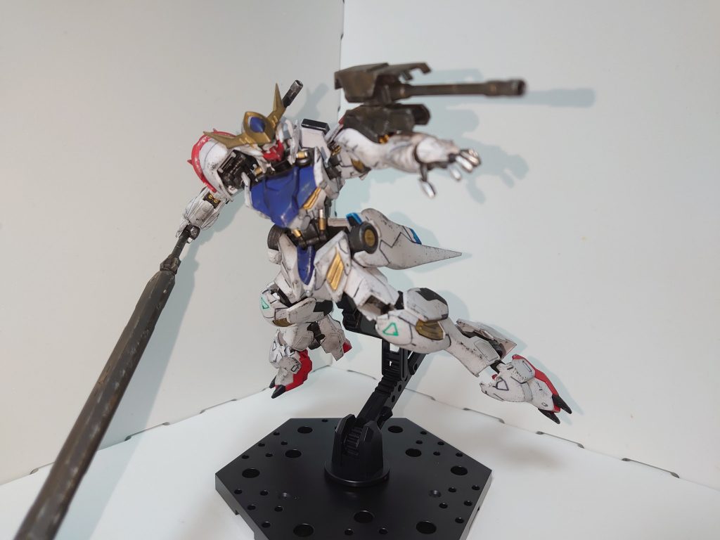 ソードメイス持ちながら200ミリ砲を向ける