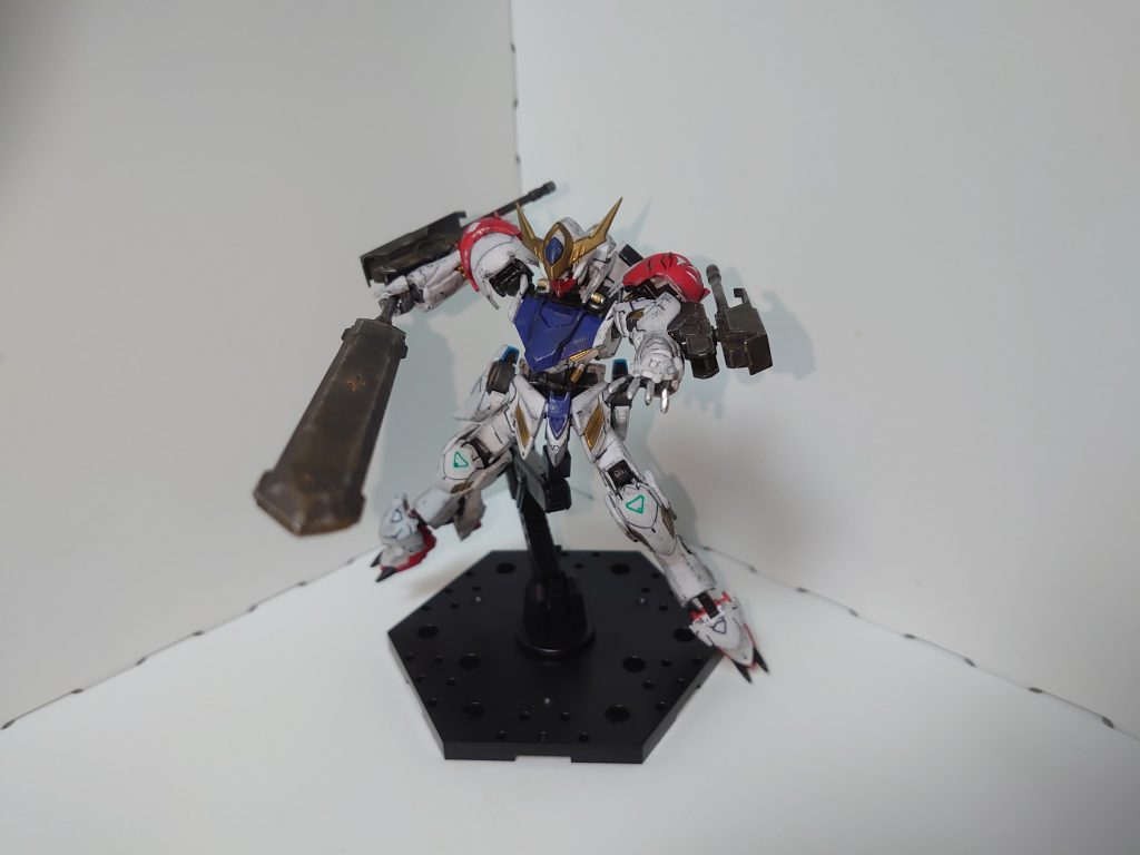 ソードメイスを突き出そうとするポーズ