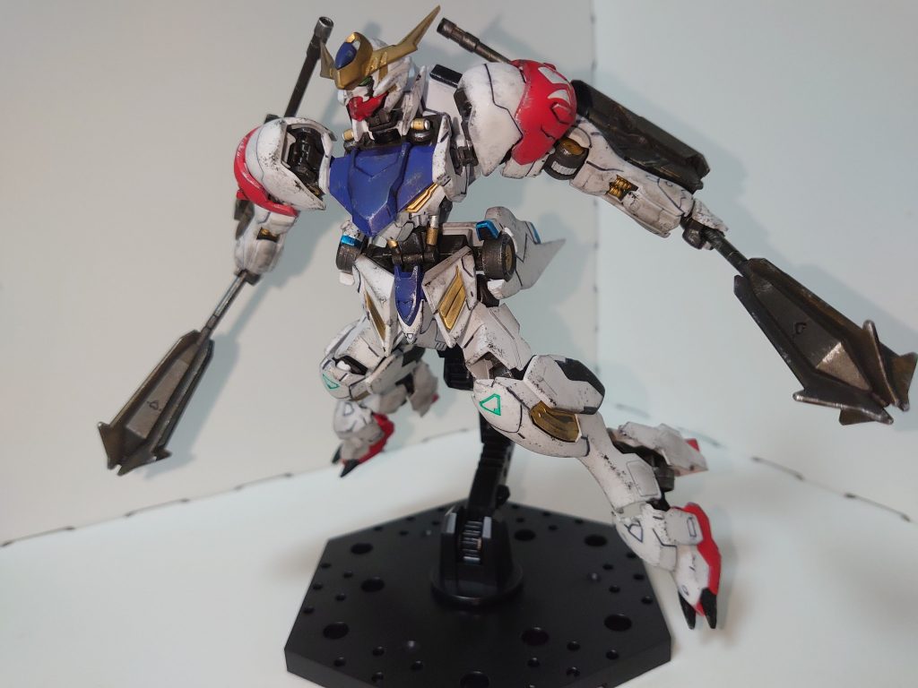 ツインメイスを構えるポーズ