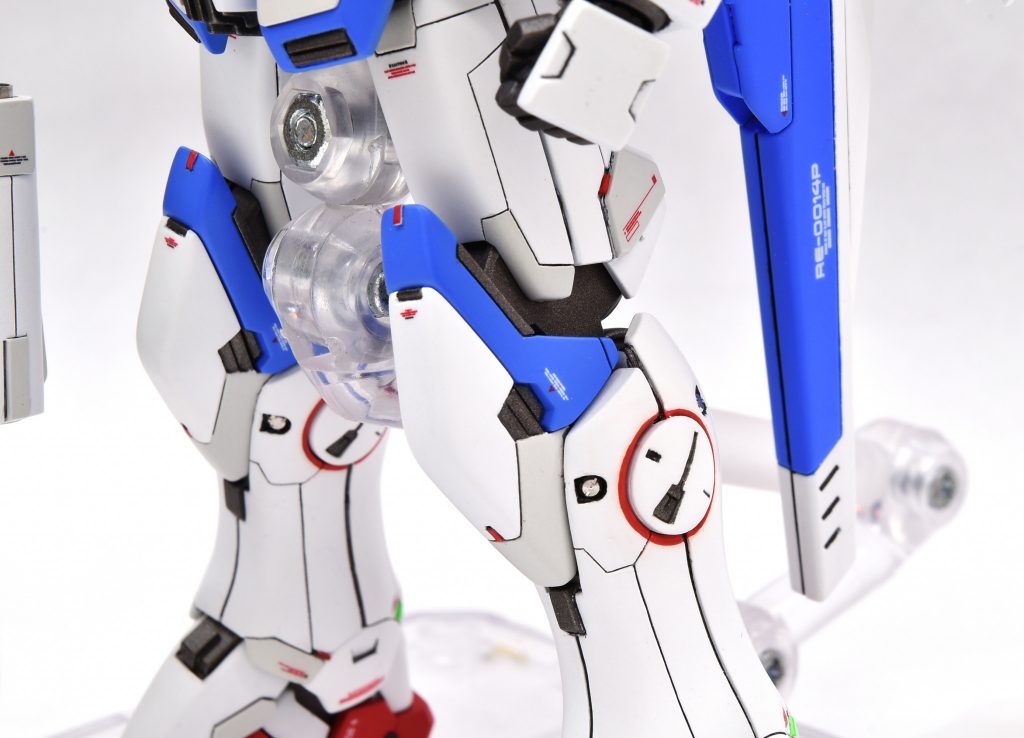 膝アーマーも切り離し別パーツ化しています。