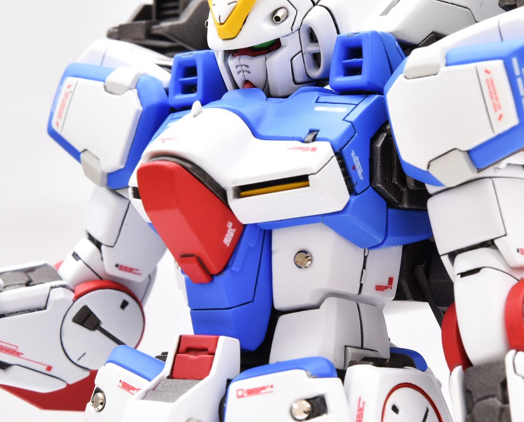 胴体を白上部と青部分で切り離し別パーツ化。コックピットハッチ?の形状を変更しました。