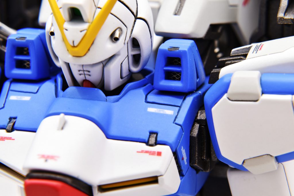 肩のダクトは奥にメッシュパーツを仕込んであります。ヘッドバルカンをメタルパーツに置換しました。