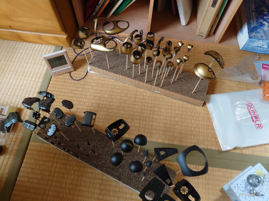 キャンディ塗装の下地はゴールドです。ゴールド下地にクリアーブラウンはとても上品に仕上がります。黒パーツも黒下地にメタリックブラックでグラデーション塗装してます。光に当てると立体的で重厚感があります。