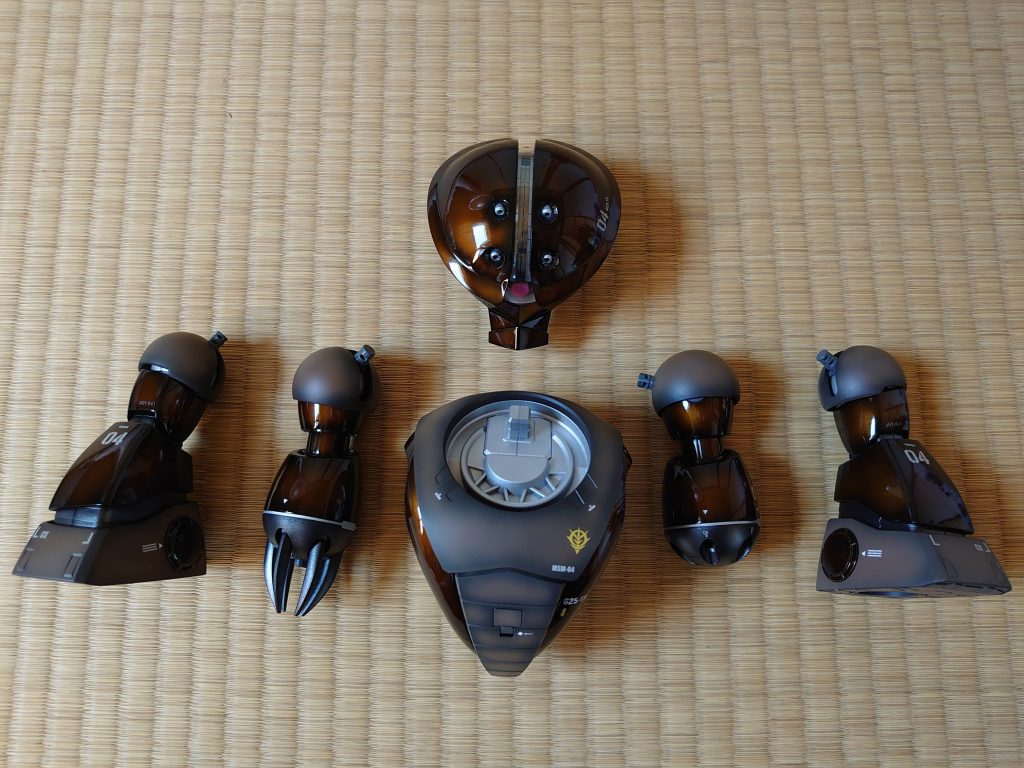 組み立て直前の最高の瞬間です。しかし、肩も足も挿し込みが硬くて非常に組み立てにくかったです。更に、組み立てたあともパーツ同士が干渉して塗面に傷が入ります。構造上しょうがないかな、とは思いますが…