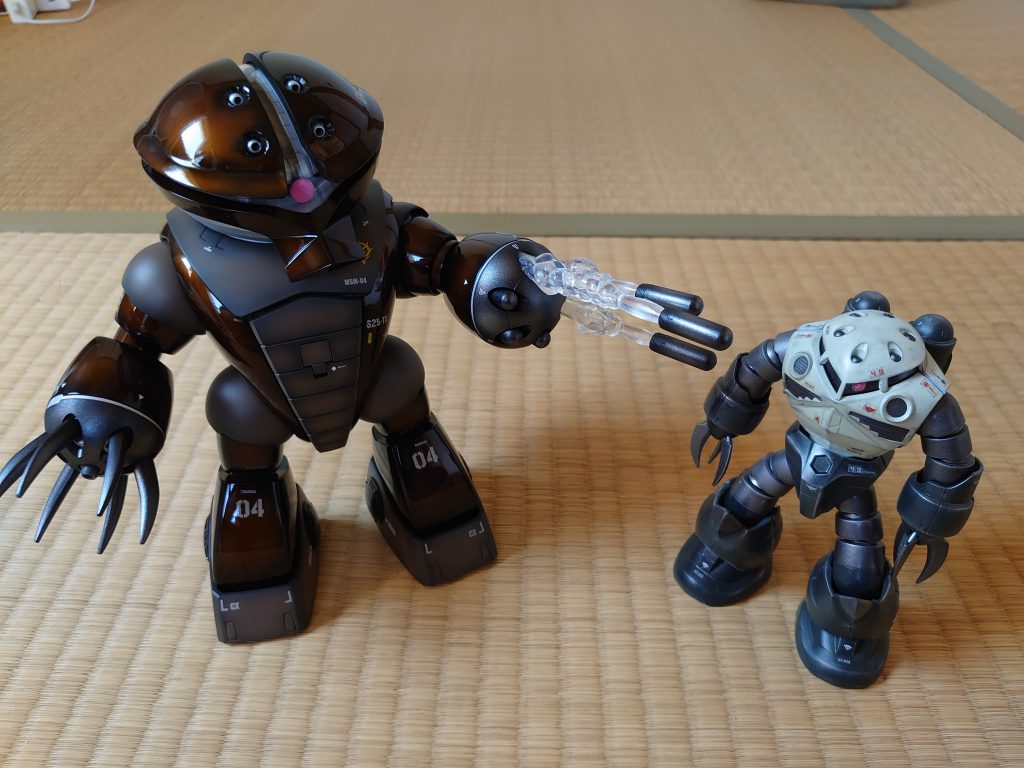 HGズゴックとの大きさ比較。凄く大きくて太いです。