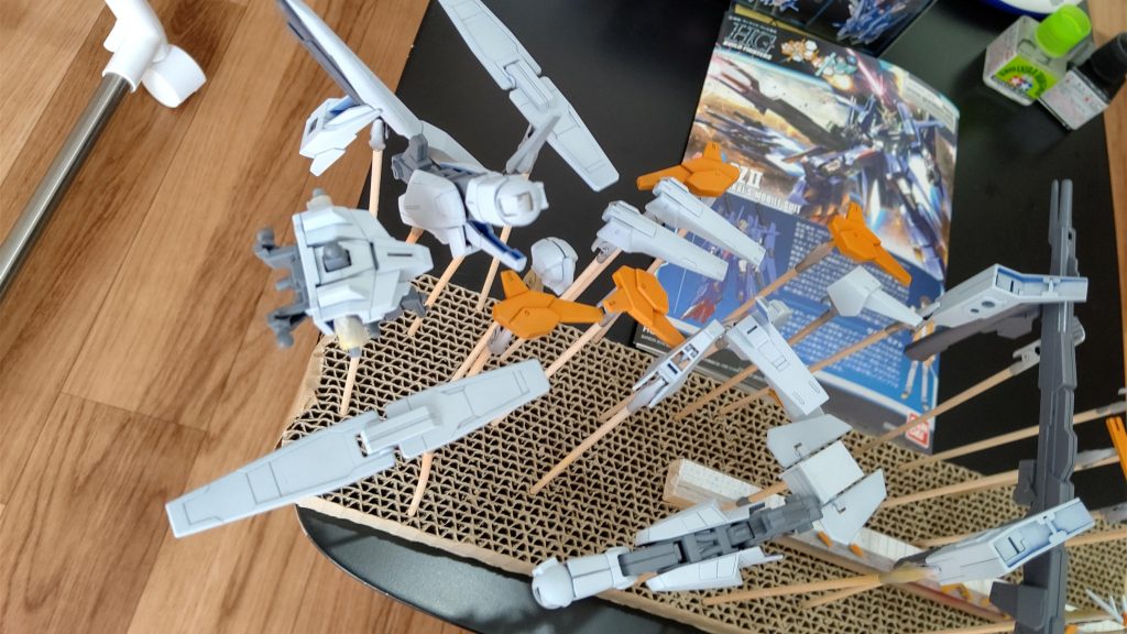 クリアー塗ってスミ入れ、デカールと思ってたらクリアーの希釈が悪かったのかつや消しになりましたので、スミ入れデカールしてません。最初下地にメカサフヘビー塗ってホワイトを試したらボヤけたので、ライトを上から塗り、スチールホワイトを重ねてます。それのせいかスミ入れ感が出てます。