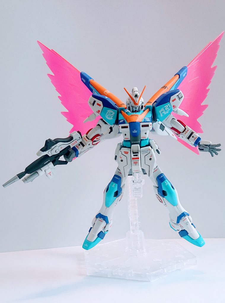 死んでいった仲間達の魂が後ろに映り込みそうなポーズ。