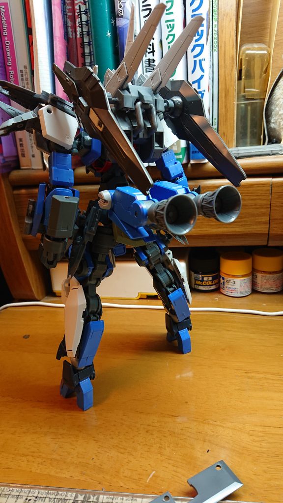 腰のブースターは取り外しが可能ちなみに今回はスプレー塗装をしましたこの機体は二体目ですがやっぱり難しかったです!一体目は近い内に投稿します